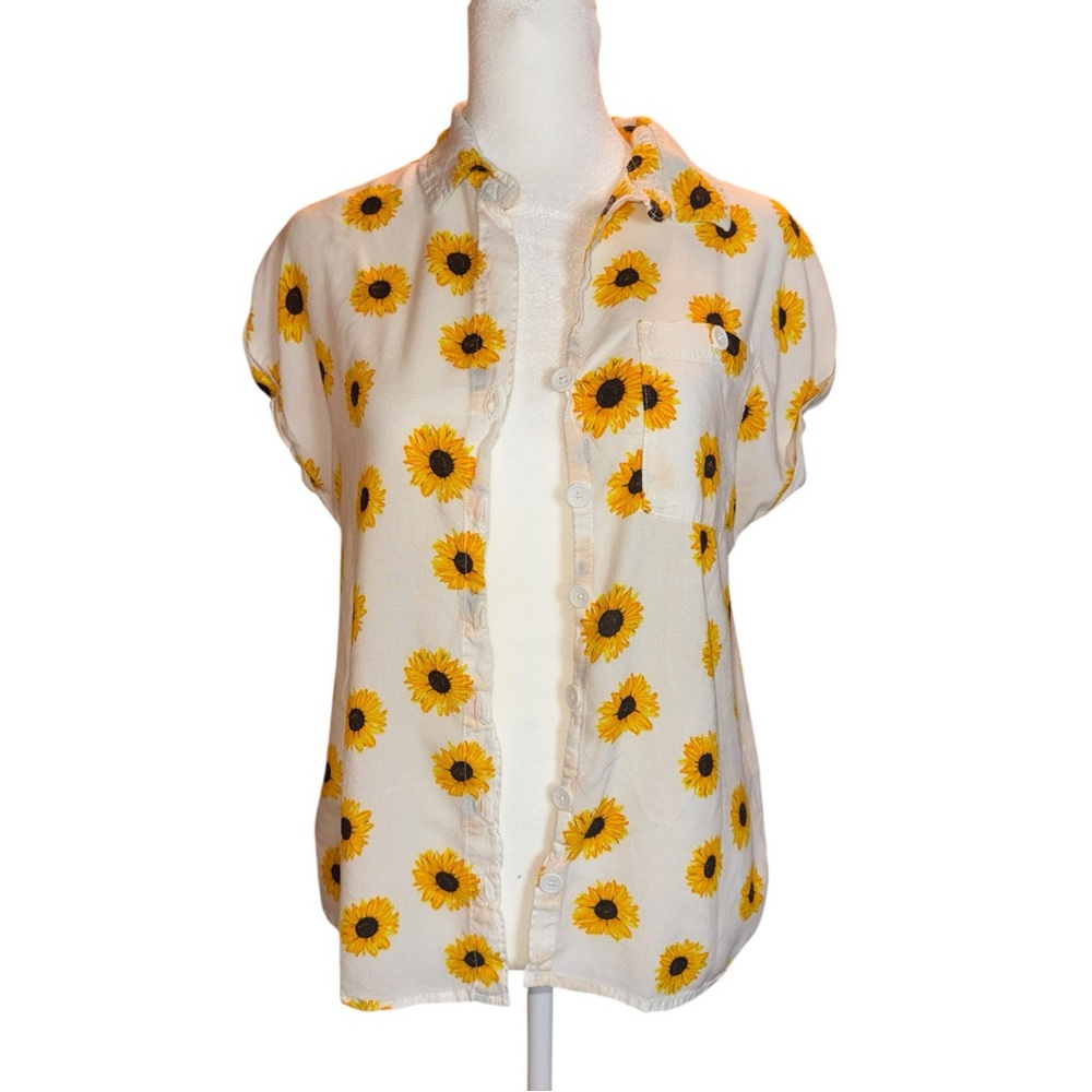 3️⃣Sunflower Print Button Front Shirt Who’s That Girl Medium